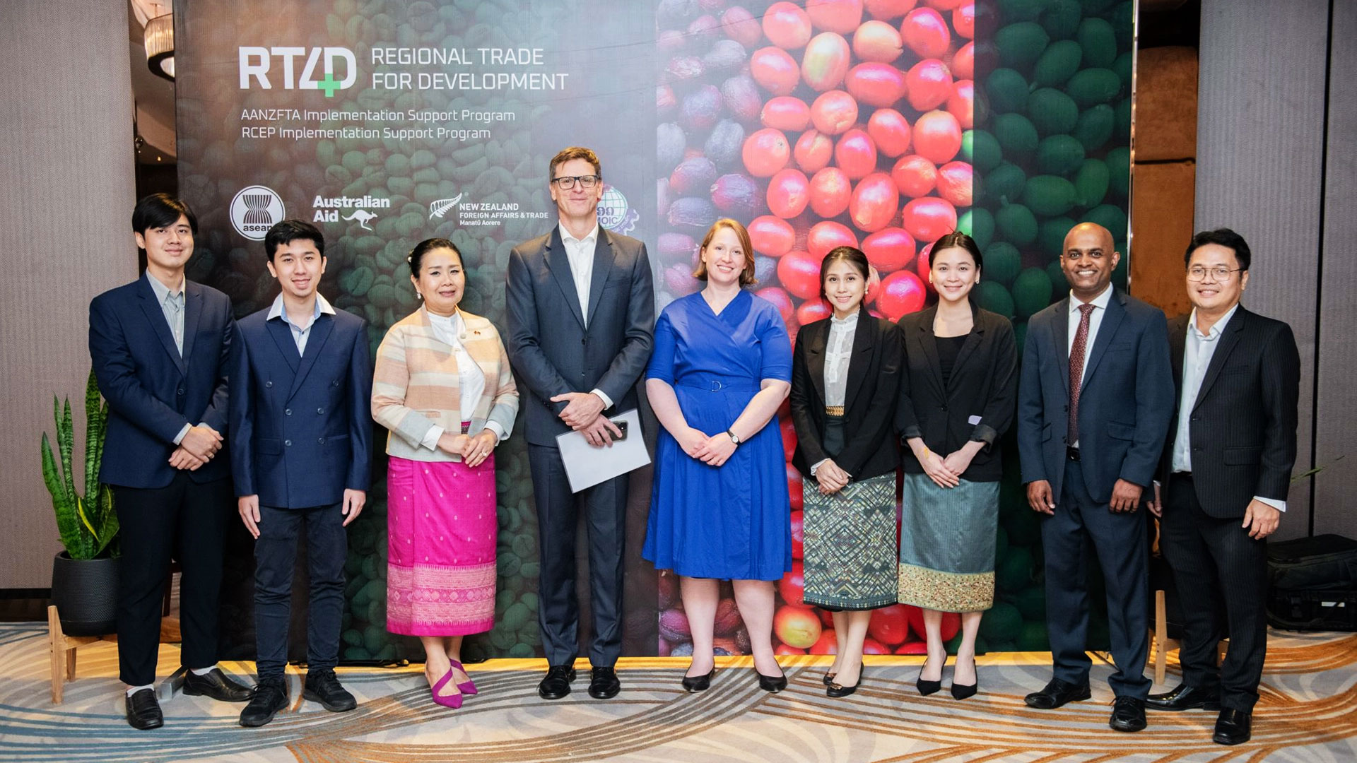 Nine people standing in front of an RT4D banner