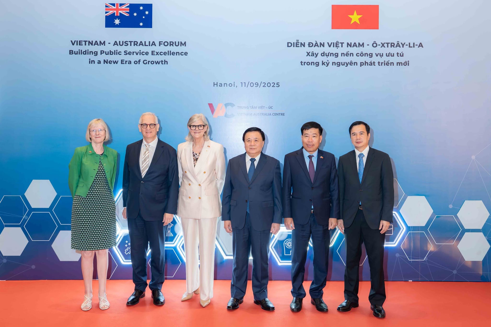 Line of Senior leaders, experts and practitioners standing in a line having their photograph taken at the Vietnam–Australia Forum